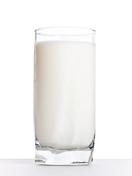 Glas mjölk på ett bord — Stockfoto