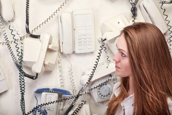 Vrouw Met Vintage Telefoons Muur — Stockfoto
