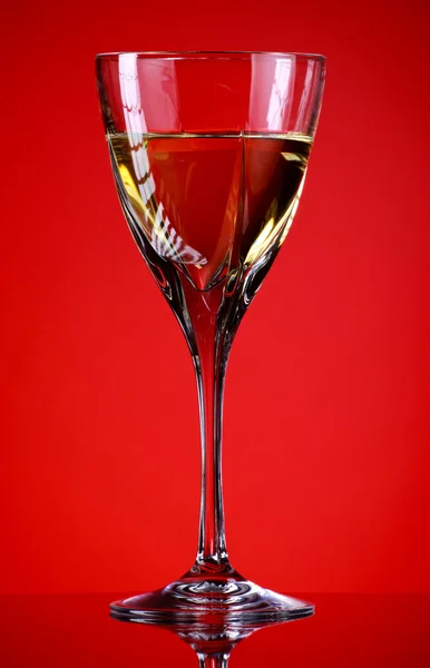 Bicchiere Vino Bianco Fondo Rosso — Foto Stock
