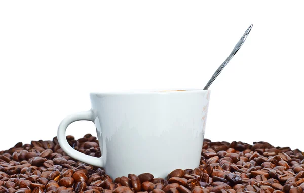 Espresso Fincan Kahve Çekirdekleri Üzerinde Beyaz Izole Içinde — Stok fotoğraf