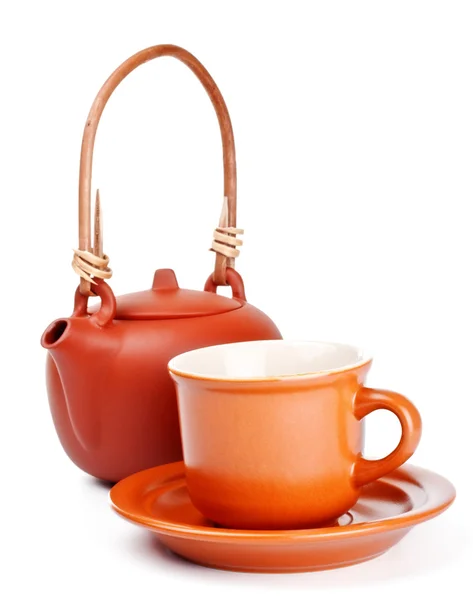 Глиняный чайник и чашка с блюдцем — стоковое фото