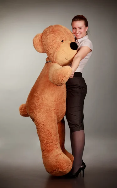 Chica bailando con oso de juguete — Foto de Stock
