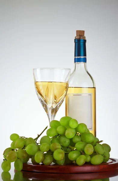 瓶和玻璃葡萄酒 葡萄串 灰色背景 — 图库照片