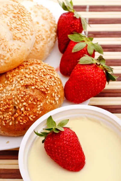 Frühstück Mit Brötchen Erdbeere Und Saurer Sahne — Stockfoto