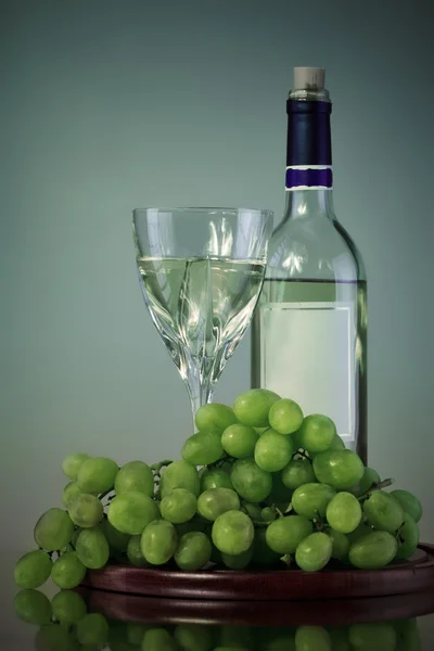 瓶和玻璃葡萄酒 葡萄串 灰色背景 — 图库照片