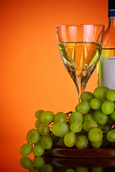 Glass 的葡萄酒和葡萄群 — 图库照片