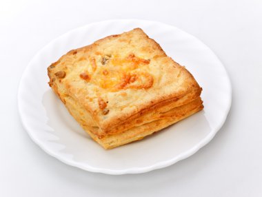 Beyaz tabak, gri arka plan üzerine peynir pasta