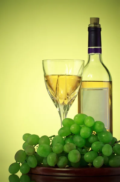 瓶和玻璃葡萄酒、 葡萄群 — 图库照片