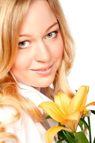 Mooie jonge vrouw met lelie bloem — Stockfoto