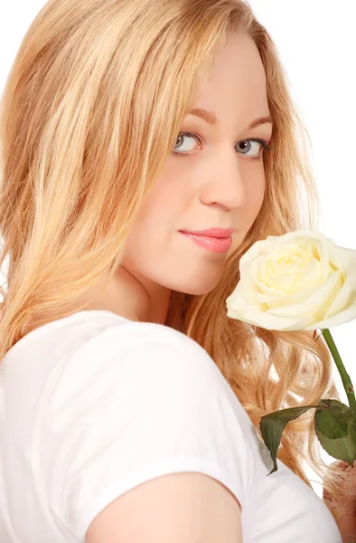 美丽的年轻女子 与白色的玫瑰 特写画像 — 图库照片