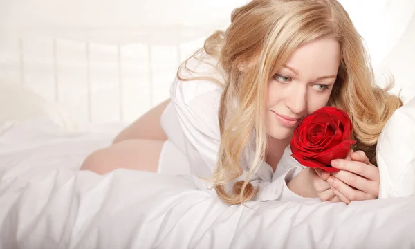 赤いバラとベッドにきれいな女の子 — ストック写真