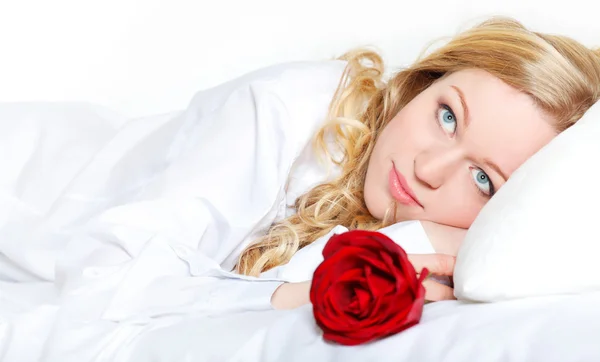 Ładny Blond Kobieta Łóżku Czerwona Róża — Zdjęcie stockowe