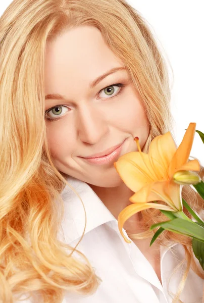 Mooie jonge vrouw met lelie bloem — Stockfoto