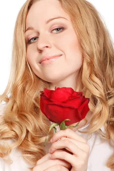 Bela jovem mulher com rosa vermelha — Fotografia de Stock