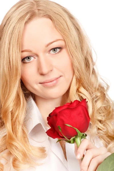 美丽的年轻女子 与红玫瑰 特写画像 — 图库照片