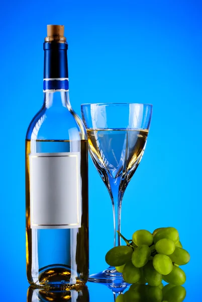 瓶和玻璃葡萄酒 葡萄串 蓝色背景 — 图库照片