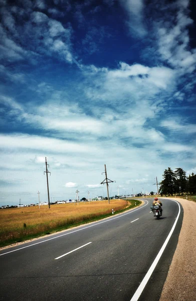 Autopista Con Motocicleta Bajo Cielo Azul Verano — Foto de Stock