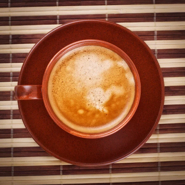 在条带化的竹餐巾上新鲜咖啡杯子 — 图库照片