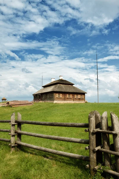 Wooden Cottage Green Hill Cloudy Sky — Stock Photo, Image