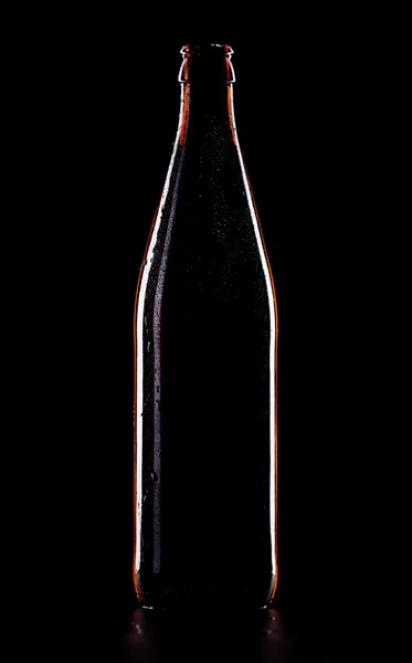 Botella de cerveza en negro —  Fotos de Stock