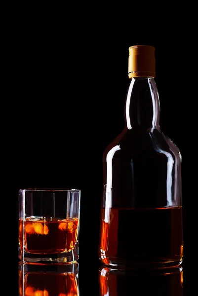 那瓶威士忌和玻璃 — 图库照片