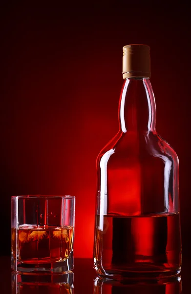 Бутылка виски и стекло — стоковое фото