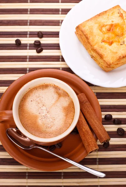 Kaffeetasse und Kuchen — Stockfoto
