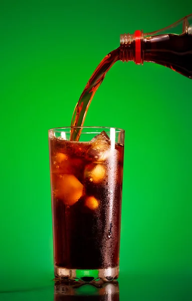 Cola dökme — Stok fotoğraf