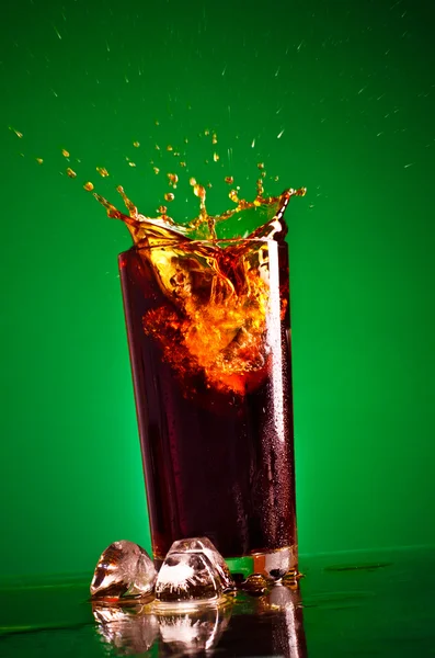Stänk cola — Stockfoto