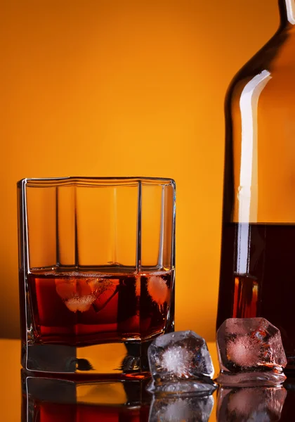 Garrafa de uísque e vidro — Fotografia de Stock