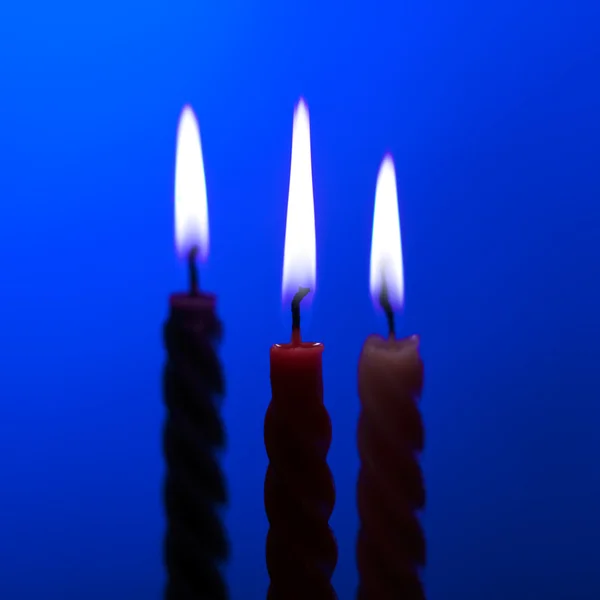 Trzy świece na niebiesko — Zdjęcie stockowe
