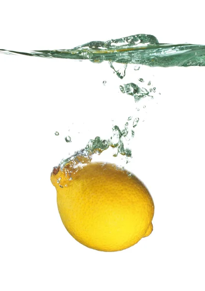 Citron dans l'eau éclaboussure Photo De Stock