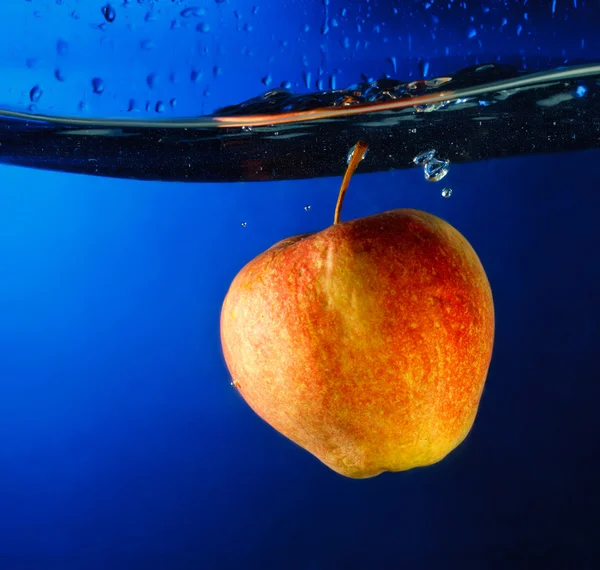Flutuador de maçã sob água — Fotografia de Stock