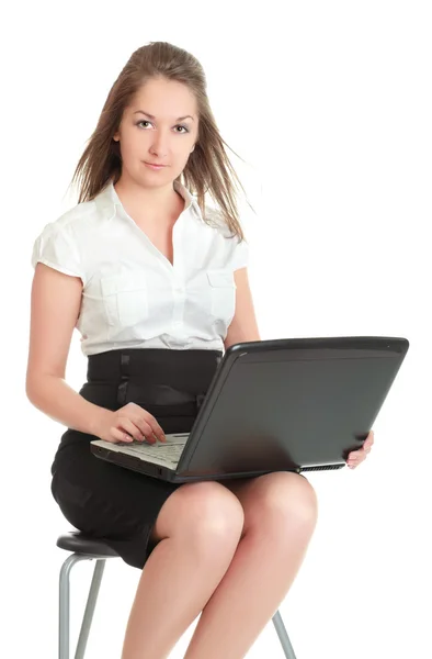 Jonge zakenvrouw met laptop — Stockfoto