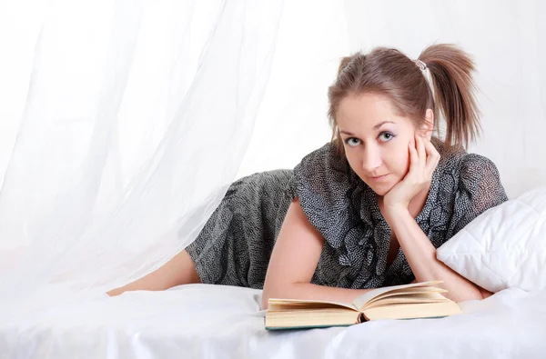 Girl Reading A Book — Stock Photo, Image