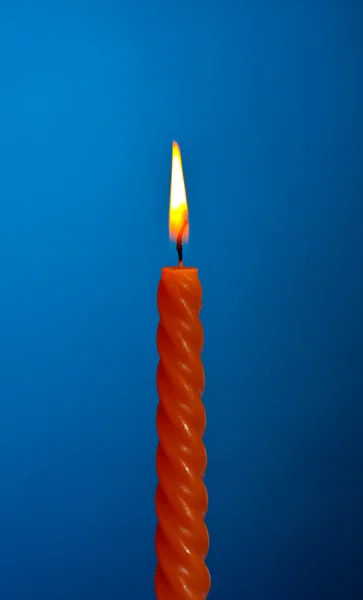 Kerze auf blau — Stockfoto