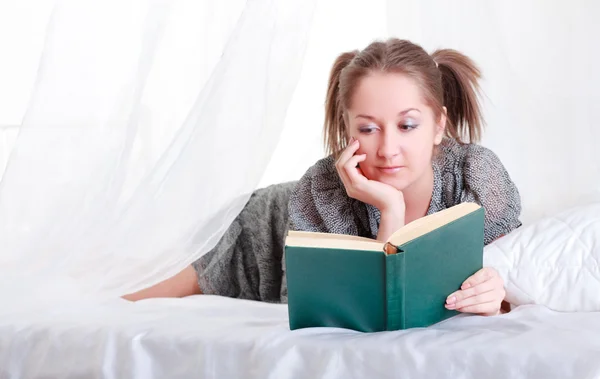 Girl Reading A Book — Stock Photo, Image