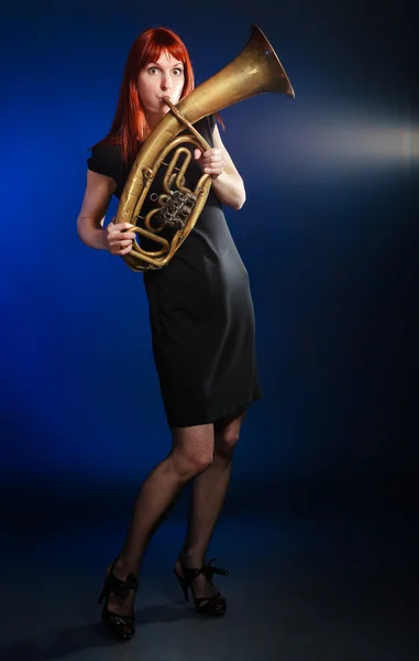 Mulher com trompete — Fotografia de Stock