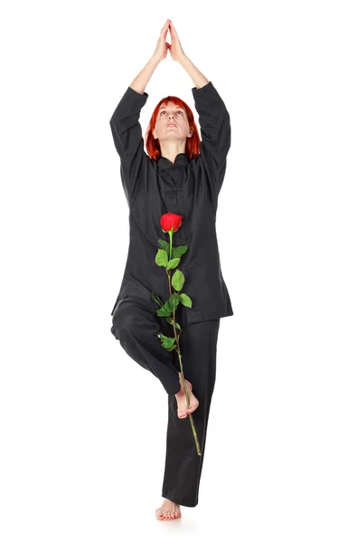 Wushu γυναίκα με κόκκινο τριαντάφυλλο — Φωτογραφία Αρχείου