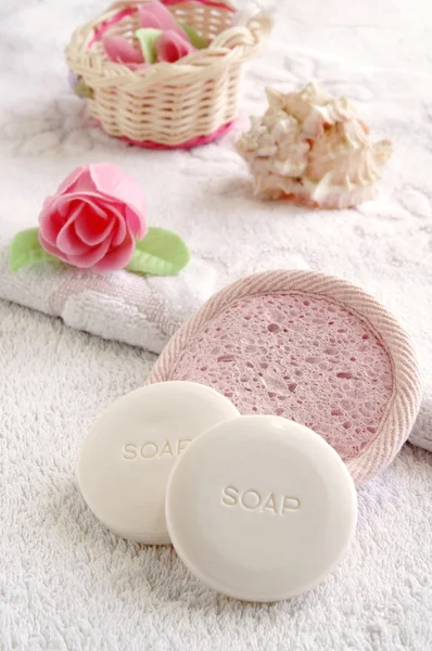 Dwa Okrągłe Mydła Spa Salon Mydła Róże Różowa Gąbka Pionowe — Zdjęcie stockowe