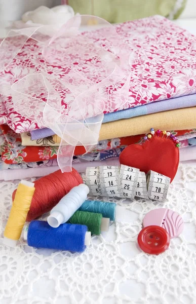 Färgglada grejer för sömnad hemma — Stockfoto