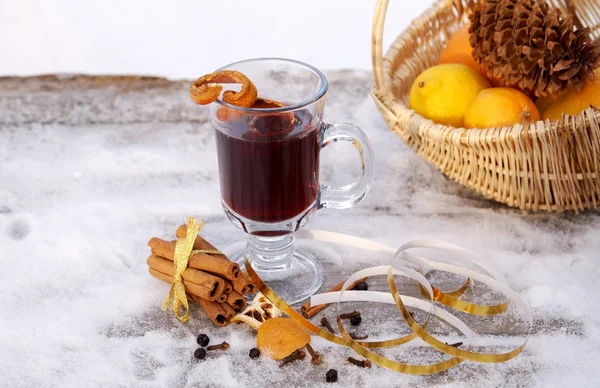Vin rouge chaud sur une table enneigée en plein air en hiver Images De Stock Libres De Droits