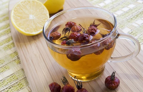 Медицинский витаминозный чай из шиповника — стоковое фото