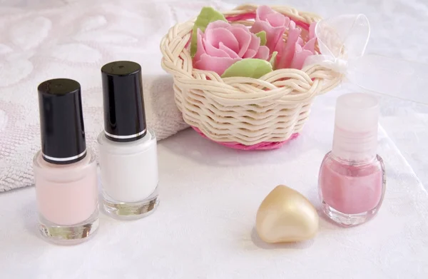 化粧品の爪と手のケア治療 ピンクと白のエナメル質と Soap のバラ ロイヤリティフリーのストック画像