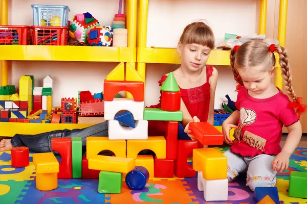 Kind met puzzel, blok en bouw instellen in de speelkamer. — Stockfoto