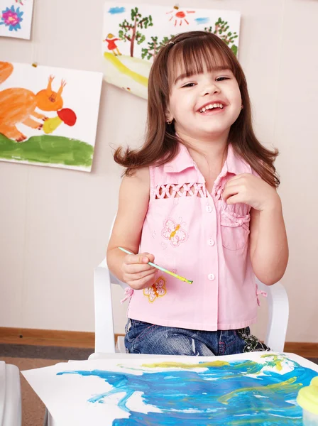 Barn målning bild i lekrum. — Stockfoto