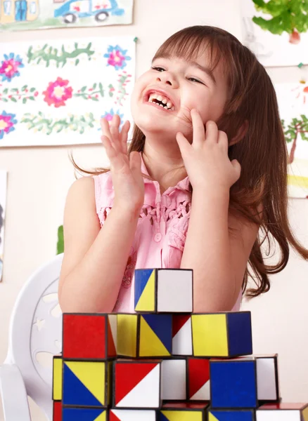 Niño jugando bloque en la sala de juegos . — Foto de Stock