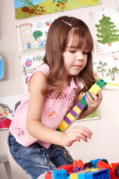 Kind met blok en bouw instellen in de speelkamer. — Stockfoto