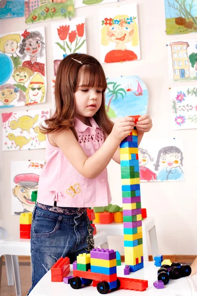 Dítě preschooler hrát stavebnice. — Stock fotografie