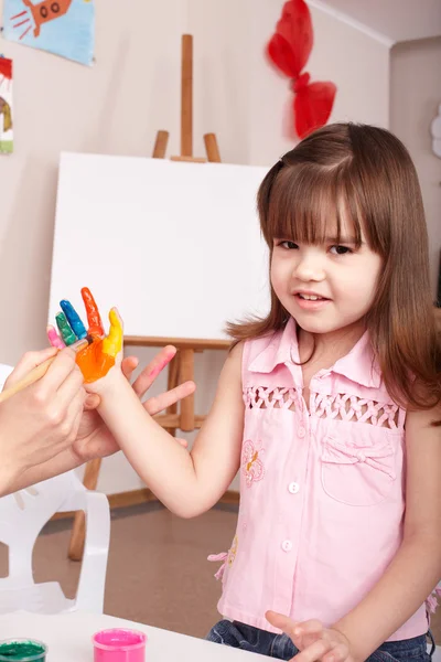 Criança fazendo impressões de mão . — Fotografia de Stock